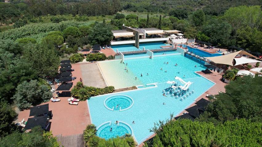 Camping per 5 persone, con Terrazza e Idromassaggio nonché Giardino e Piscina a Castiglione della Pescaia