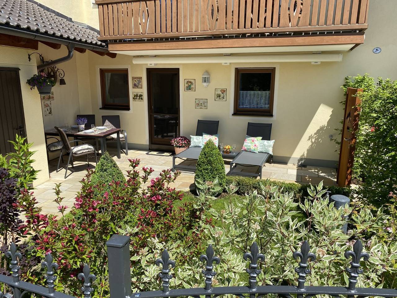Entire holiday apartment, Alpenappartement Traumzeit - Modernes Alpenappartement Traumzeit, 83 qm, mit überdachter Terrasse in Bernau am Chiemsee, Chiemsee