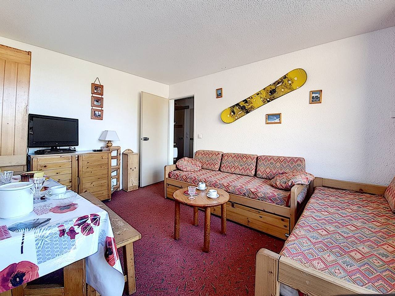Entire apartment, Cozy Apartment · Ski-in/Ski-out · Balconies · Sleeps 4 in Les Menuires, Saint-Martin-de-Belleville