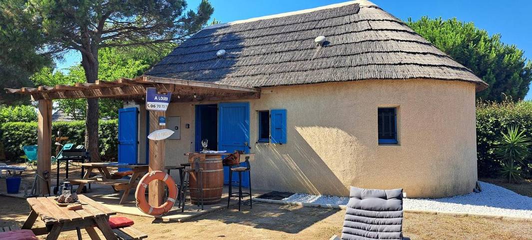 Parc de vacances pour 8 personnes, avec Jacuzzi et Terrasse ainsi que Jardin et Piscine dans le Languedoc-Roussillon