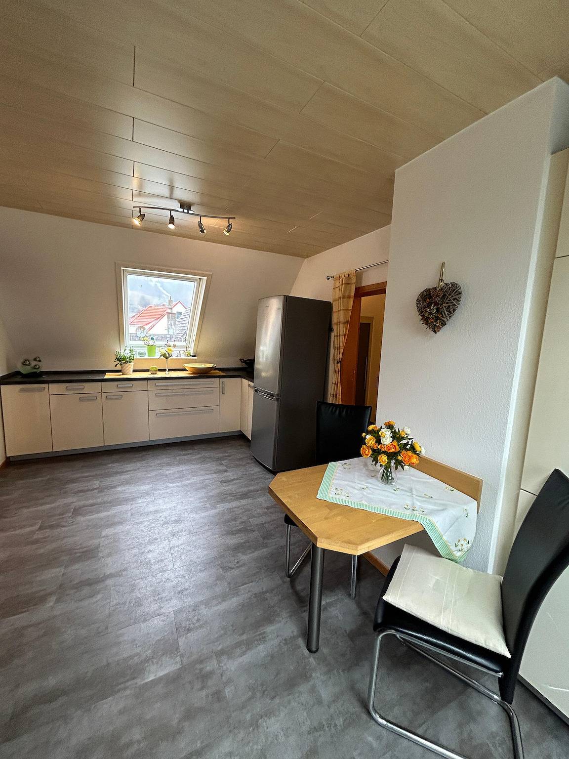 Ganze Wohnung, Apartment 'Ferienwohnung am Rosenberg' mit Gemeinschaftsgarten, Wlan und Klimaanlage in Stockach, Landkreis Konstanz