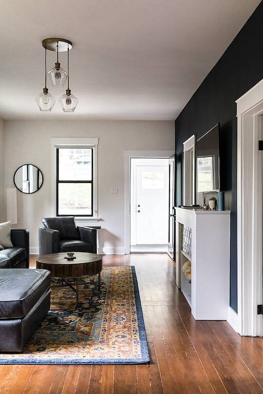 Executive Luxury heritage home with lake views minutes from shops, beach & ski! in Nelson, Whitewater Ski Resort