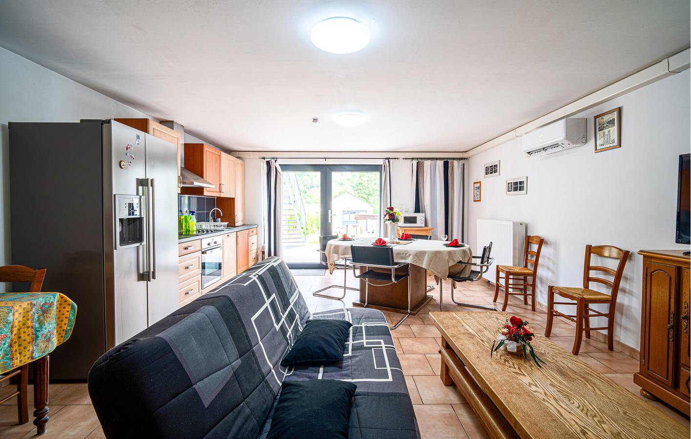 Appartement de vacances entier, Cozy Garden Apartment with Parking, 1.5km to Rancennes Center in Chooz, Parc naturel régional des Ardennes