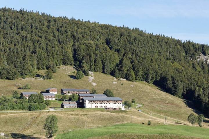 Hôtel pour 4 personnes, avec Balcon et Terrasse ainsi que Jardin et Piscine à Bois-d'Amont