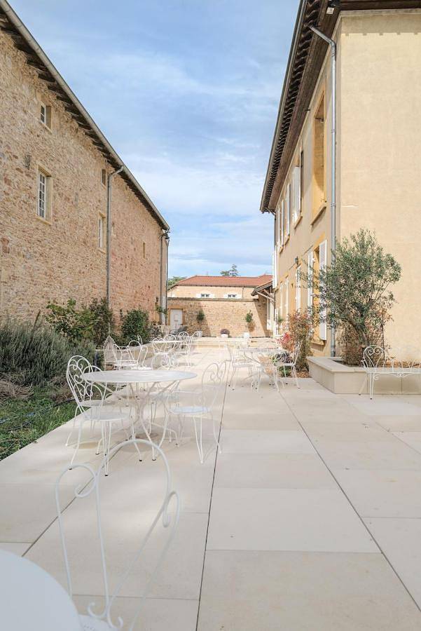 Location de vacances pour 21 personnes, avec piscine ainsi que jardin et vue à Blacé - 3