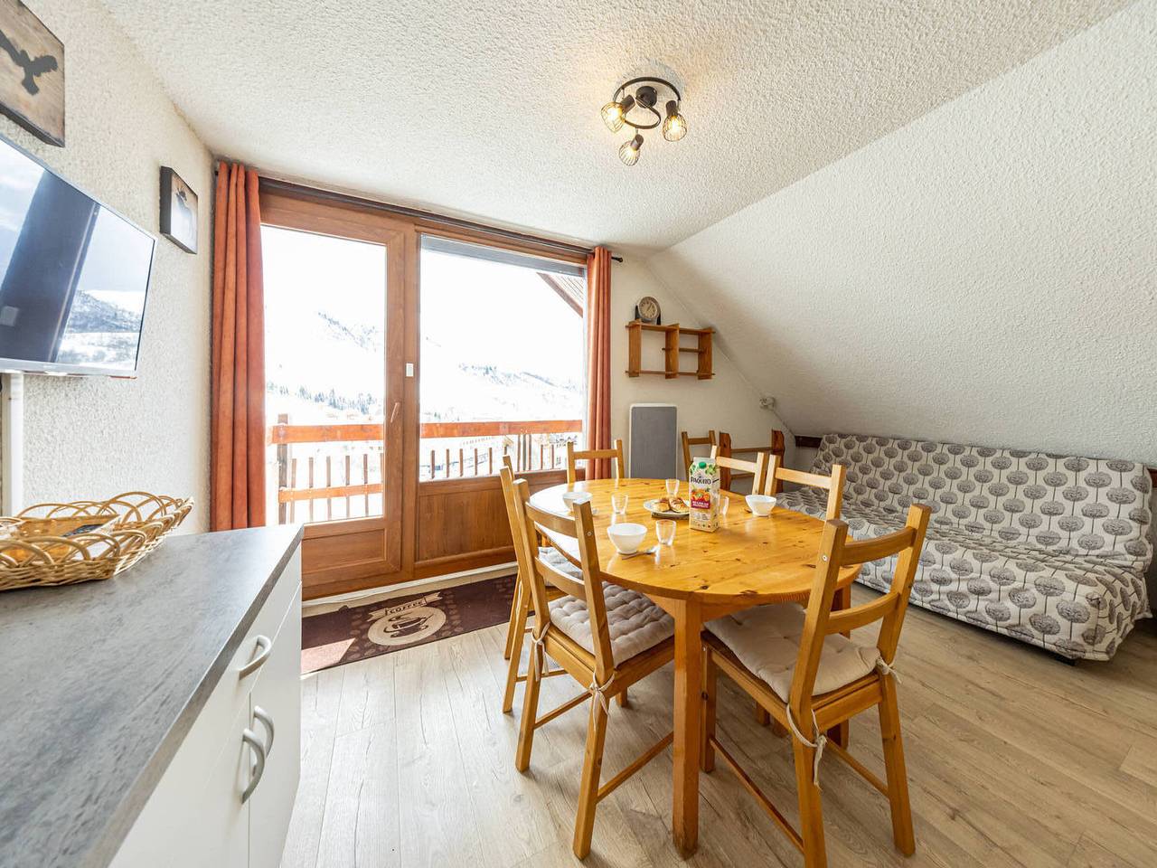 Entire apartment, Apartment for 6 pers south-facing balcony in Saint-François-Longchamp in Montgellafrey, Saint-Jean-de-Maurienne region