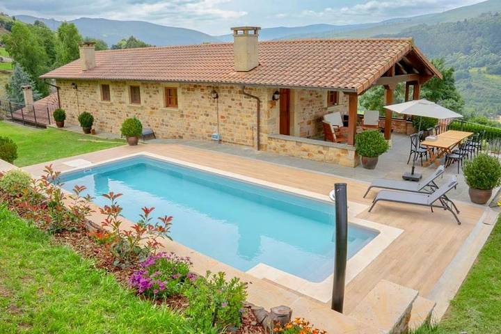 Casa rural para 12 personas, con vistas además de piscina y jardín en Santiurde de Toranzo