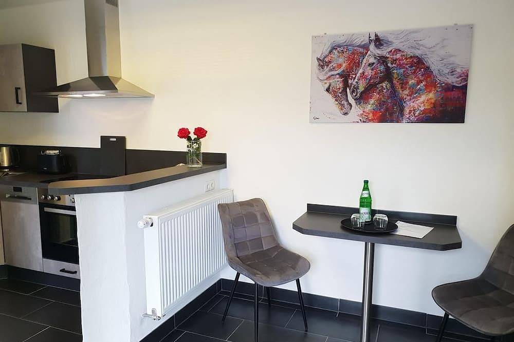 2-Bett-Appartement Black Beauty, Dusche/Wc - Apartments Lilienhof in Burg Eltz, Münstermaifeld
