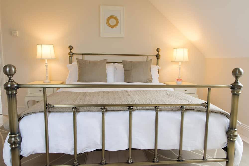 Luxurious family home with spectacular views close to shops, pub and beaches in County Clare