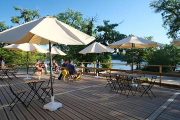 Camping pour 5 personnes, avec vue ainsi que vue sur le lac et jardin dans Loiret