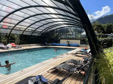 Camping pour 6 personnes, avec piscine ainsi que terrasse et jacuzzi, animaux acceptés en Savoie