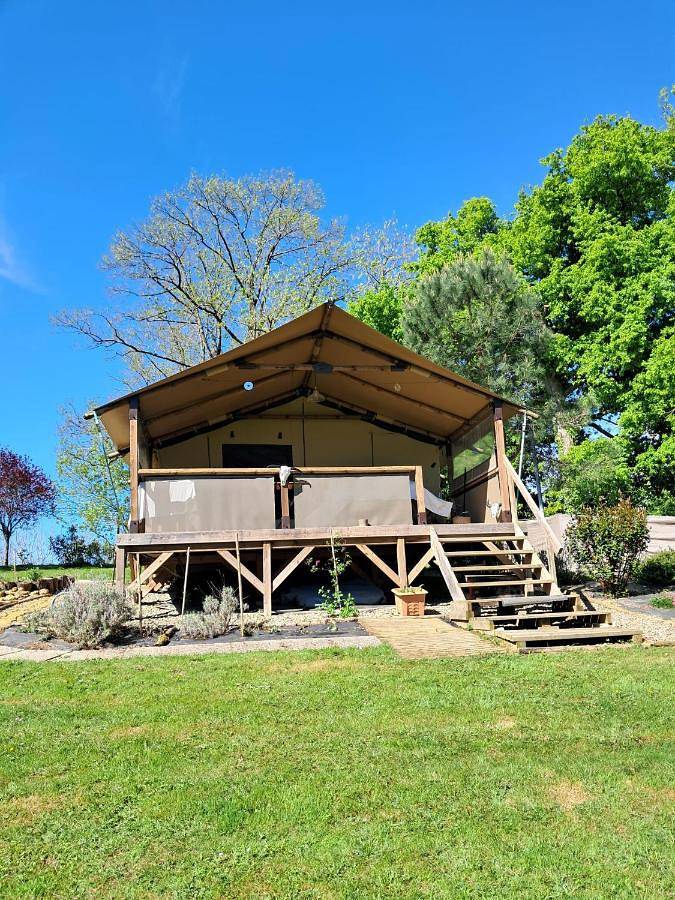 Tienda para 5 personas, con jardín además de terraza y piscina - 1