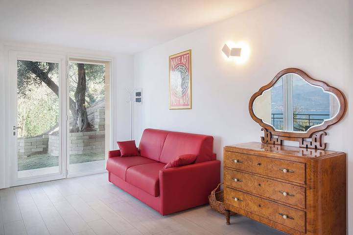 Ganze Wohnung, Villa Malù - Apt Amalia - Pool- und Seeblick in Torri del Benaco, Gardasee-Berge