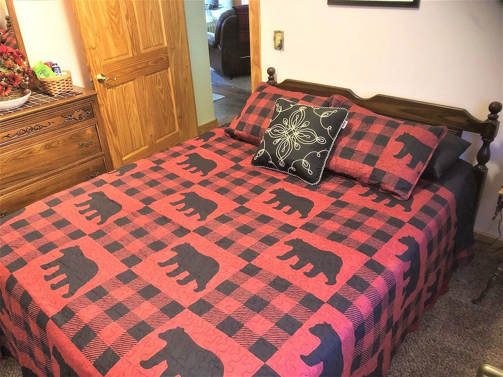 The Bear Den - Schöne 2 Schlafzimmer 1 Bad Haus in der Nähe von Skifahren, Motorschlitten und mehr in Ironwood, Gogebic County