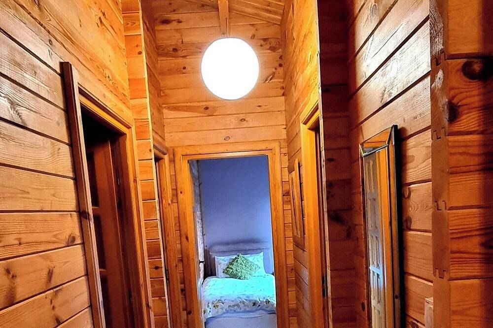 Elite Retreats 4U Ltd - Lakeside Hot Tub Log Cabin at Tattershall Lakes Park in Tattershall, Lincolnshire