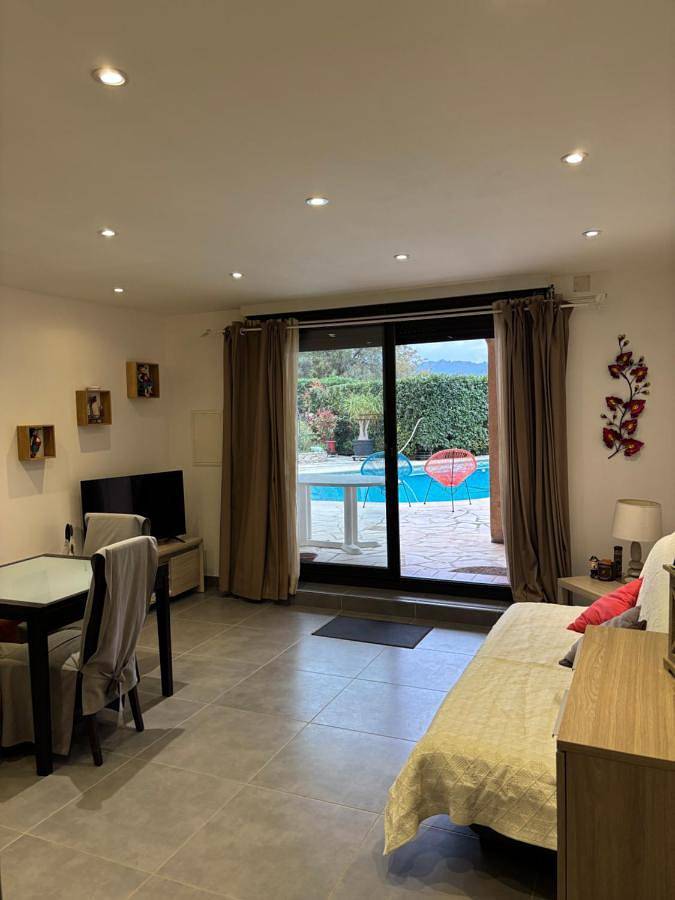 Gîte pour 3 personnes, avec vue ainsi que piscine et jardin, animaux acceptés à La Roquette-sur-Siagne - 3