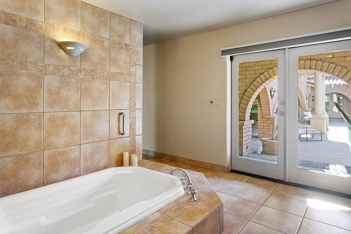 Vacation rental for 16 people, with yard and hot tub as well as pool, with pets in Paradise Valley