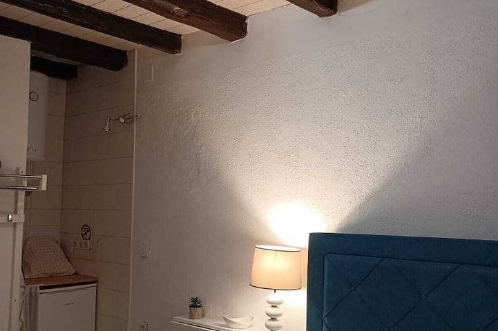 Entire apartment, Cosy room in a center.. 5 min walk to the beach or to main Promenade in Split, Split-Dalmatia