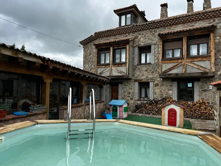 Casa de vacaciones para 34 personas, con piscina y vistas además de balcón y jardín - 1