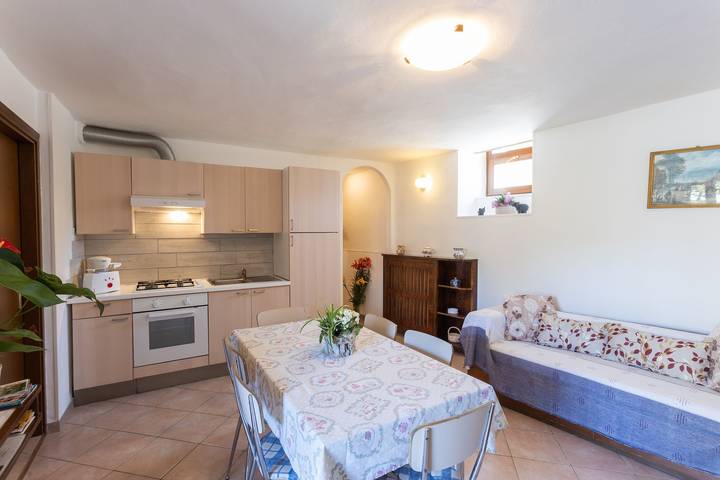 Entire apartment, Apartment 'Casa Rita App 4 A' with Terrace, Garden and Shared Wi-Fi in Vesio, Tremosine