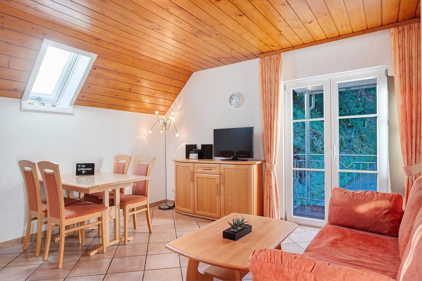 Ganze Wohnung, Ferienwohnung 'Sonneneck' mit Bergblick, Gemeinschaftspool und Wlan in Wolfach, Mittlerer Schwarzwald