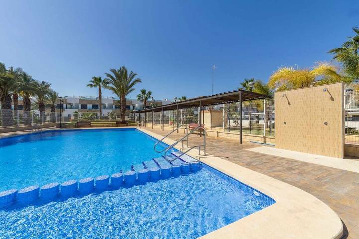 Bungalow para 6 personas, con piscina para niños y balcón en Orihuela