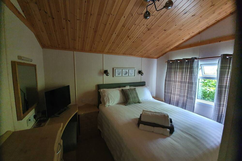 Holiday lodge with stunning views near the shore of Bassenthwaite Lake in Lake District