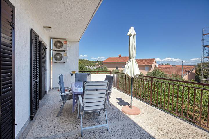 Ferienwohnung für 3 Personen, mit Balkon/Terrasse in Jezera