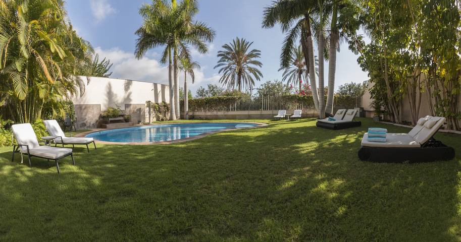 Villa pour 10 personnes, avec sauna et jardin ainsi que vue et balcon à Arona - 2