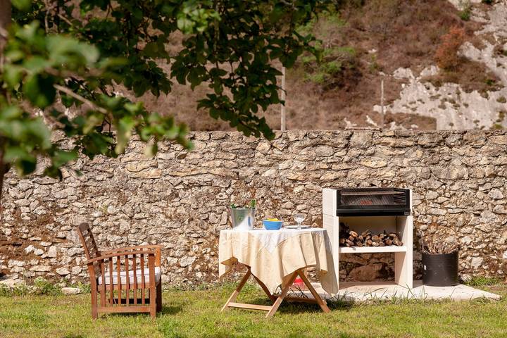 Casa de vacaciones 'La Braña' con vistas a la montaña, terraza privada y Wi-Fi in Bustio, Ribadedeva