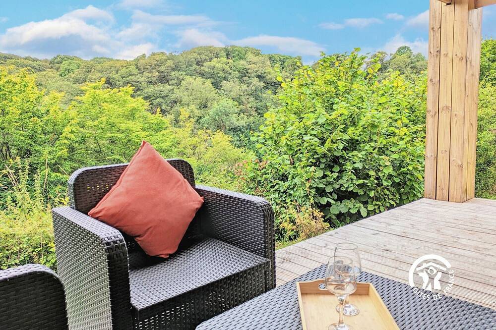 Chalet confortable 4 pers., terrasse, 2 chambres au camping de Coupeau in Saint-Berthevin, Mayenne
