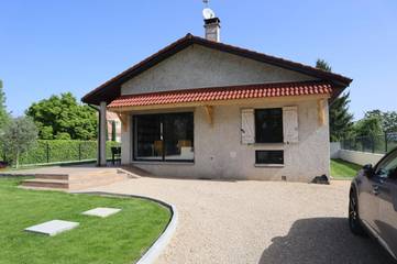 Location de vacances pour 6 personnes, avec jardin ainsi que terrasse et vue, animaux acceptés à Loyettes