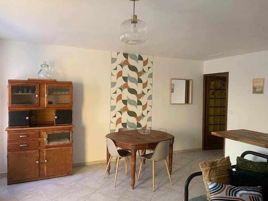 Appartement entier, One-Bedroom Apartment in Remoulins, Région de Nîmes