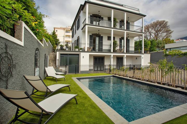 Entire studio, Studio Apartment '1' with Shared Pool, Shared Garden and Wi-Fi in São Martinho, Madeira