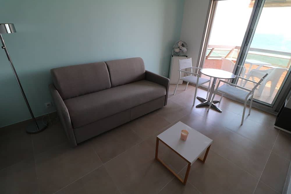 Entire apartment, Studio facing the sea Panoramic view. Direct access to the beach in Cannes La Bocca, Cannes