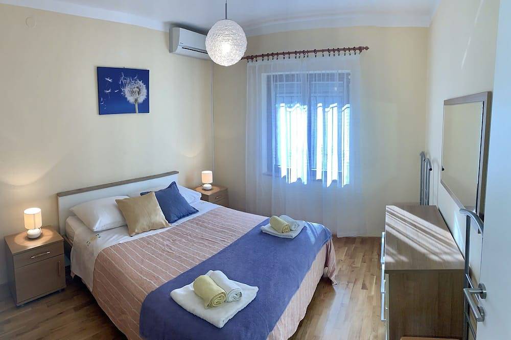 Apartamento entero, Vista panorámica al mar, con piscina al aire libre, a 300 metros del mar in Preko, Uglijan