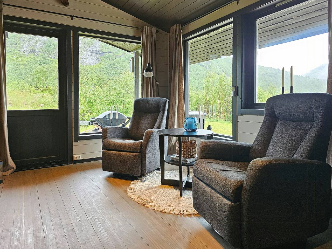 Berghütte mit magischer Aussicht und ruhigem See in Masfjorden