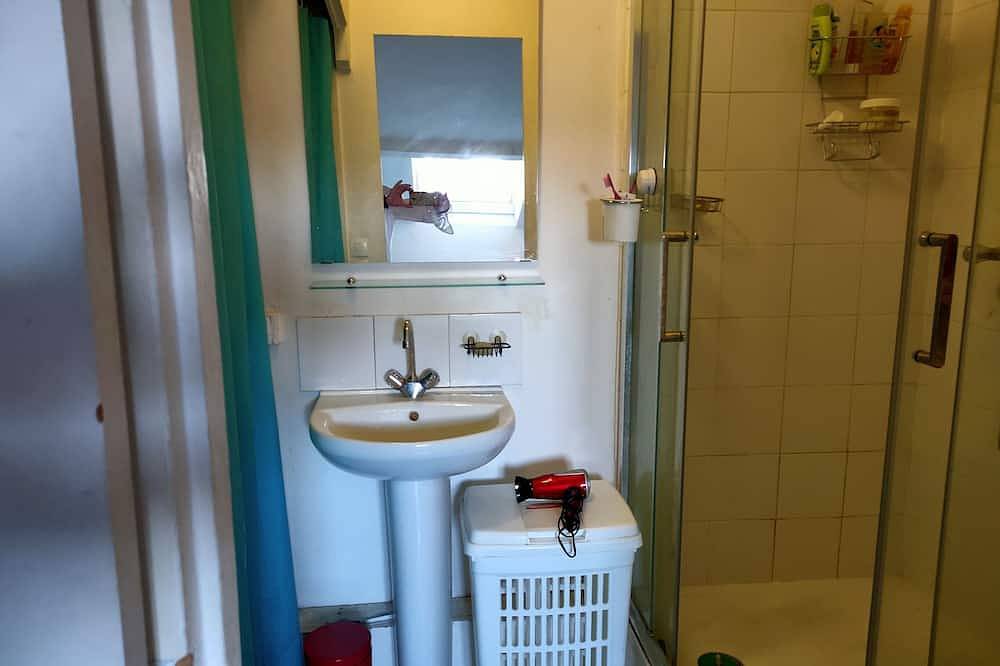 Entire apartment, 2 rooms flat Clichy Levallois in Clichy, Hauts-de-Seine