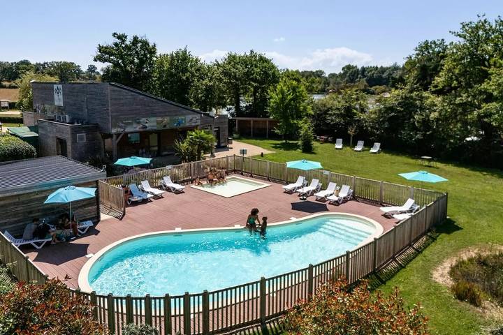 Camping für 4 Personen, mit Terrasse und Pool in Vienne