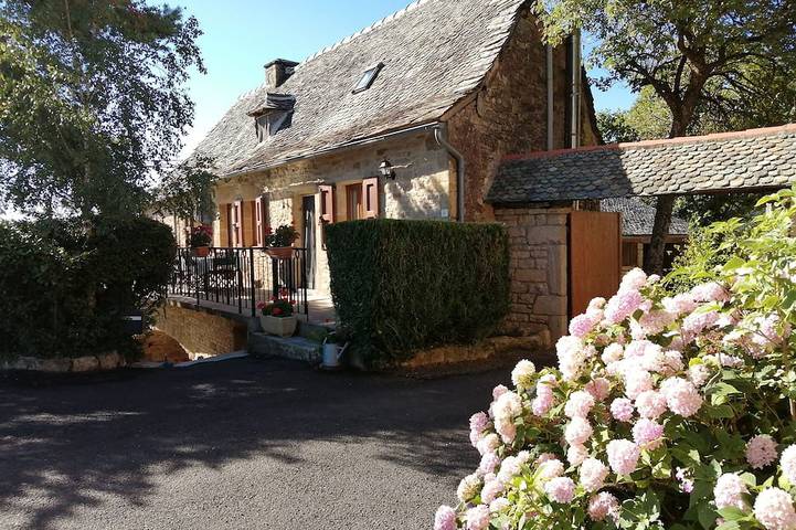 Location de vacances pour 8 personnes, avec Terrasse et Jardin à Sébrazac