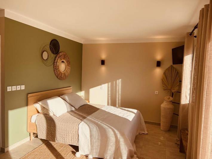 Location de vacances pour 3 personnes, avec vue ainsi que piscine et jardin à Pierrerue - 4