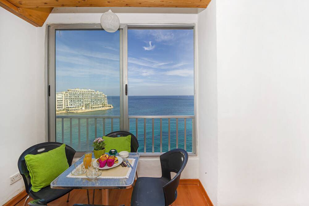 Geheel appartement, Spinola Bay Seafront 3-bedroom Apt with large seafront terrace in San Giljan, Malta