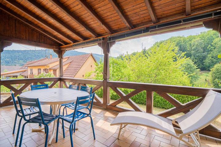 Location de vacances pour 8 personnes, avec Terrasse ainsi que Jardin et Vue à Maisonsgoutte