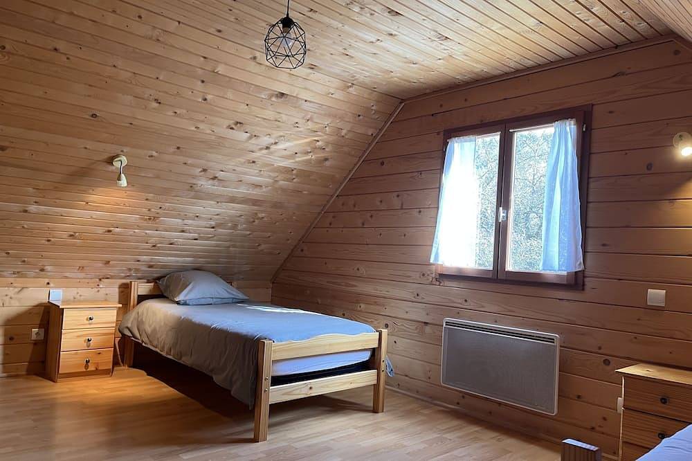 Chalet « Edelweiss », 70 M2, Tout confort , Terrain privatif, place de parking in Murol, Parc naturel régional des Volcans d'Auvergne