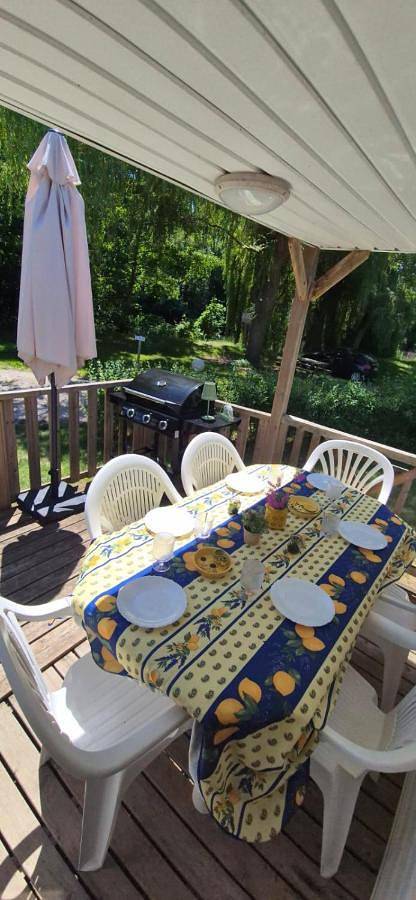 Camping pour 5 personnes, avec piscine et vue sur le lac ainsi que terrasse et vue