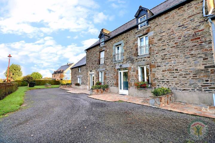 Gîte pour 2 personnes, avec Terrasse ainsi que Jardin et Vue à Roz-Landrieux