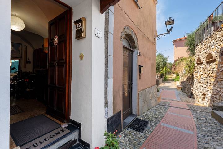 Casa vacanze 'Basera' con vista mare, Wi-Fi e aria condizionata in Cipressa, Riviera di Ponente