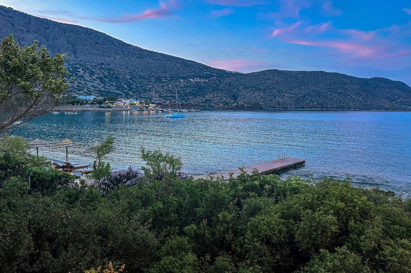 Entire holiday apartment, Elounda Beachfront Nest, Stunning Escape in Crete in Elounda, Lasithi