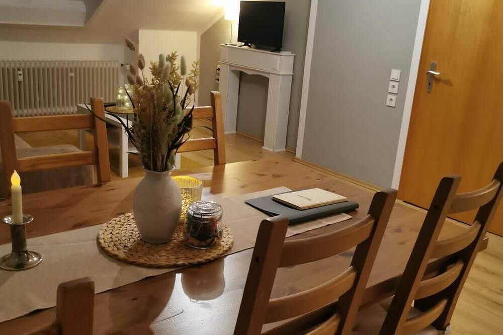 Ganze Wohnung, Klimatisierte Dachgeschosswohnung.Geeignet für Messebesucher sowie Familien. in Monheim am Rhein, Kreis Mettmann