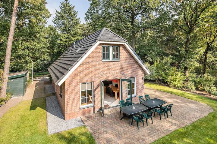 Vakantiehuis voor 8 personen, with Balkon/Terras and Terras as well as Tuin and Kinderzwembad in Hooghalen
